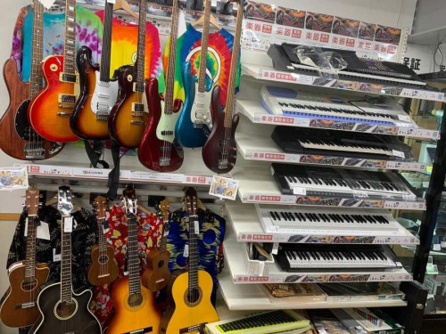 中古楽器店のギター