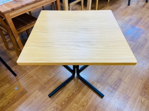 生活家具のテーブル