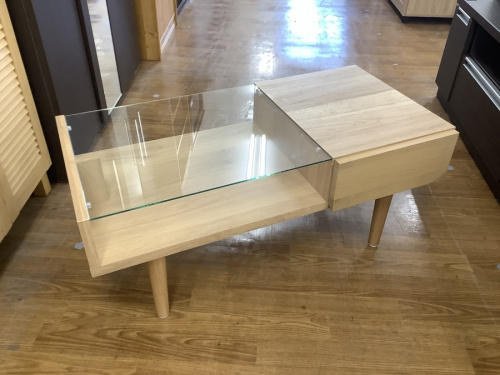 生活家具のテーブル