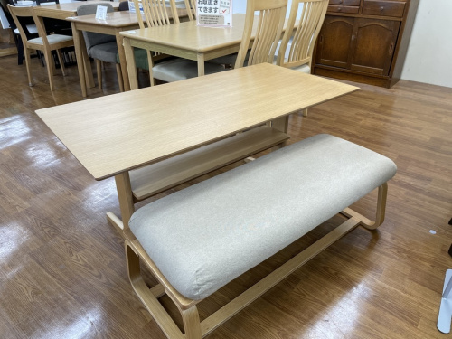 生活家具のテーブル
