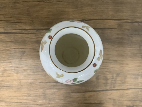 フラワーベースのWEDGWOOD(ウェッジウッド)