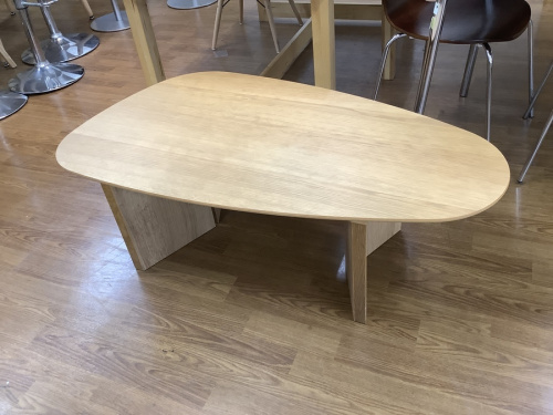 生活家具のテーブル