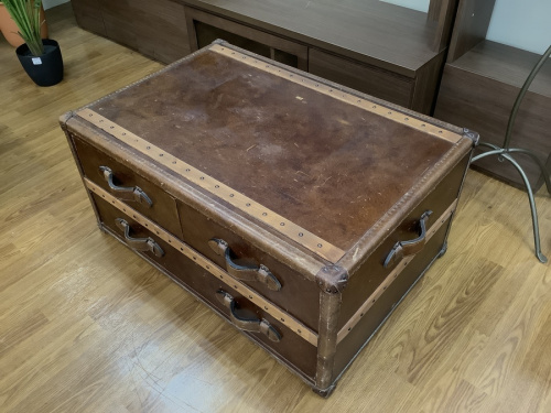 生活家具のテーブル