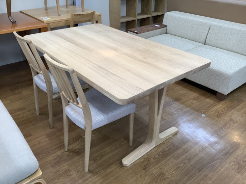 生活家具のテーブル