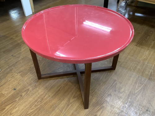 生活家具のテーブル