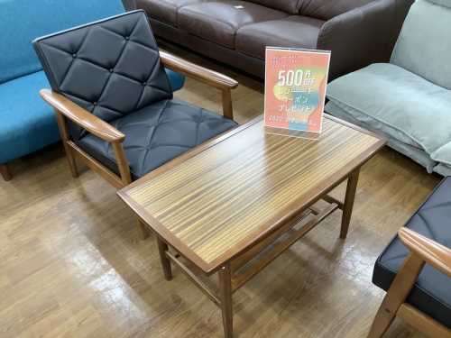 家具のテーブル