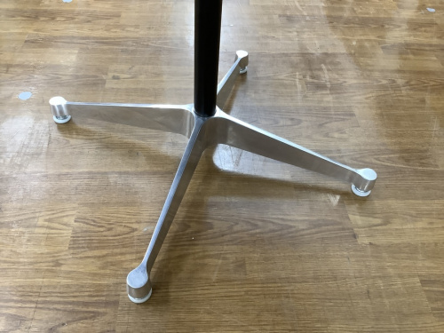 ラウンドダイニングテーブルのHerman Miller