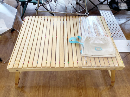 テーブルの家具