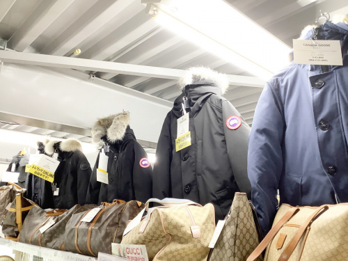 スニーカーのダウンジャケット