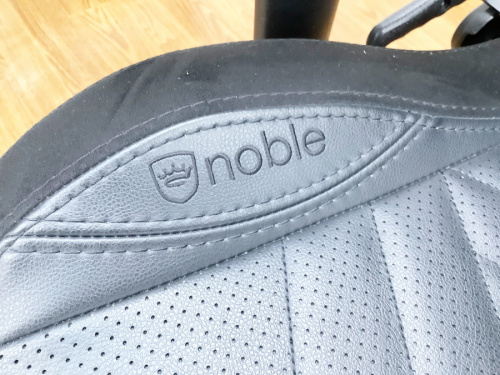 テーブルのイス