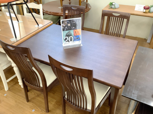 生活家具のテーブル