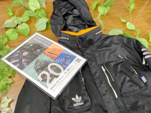 トップスのナイロンジャケット