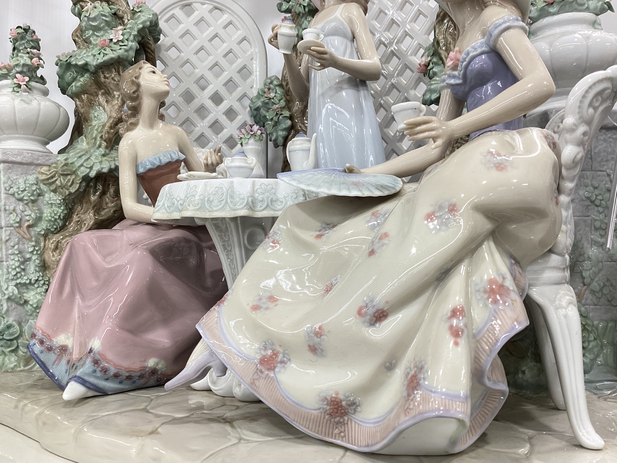 LLADRO（リヤドロ）のフィギュリン【テラスでお茶を】をご紹介