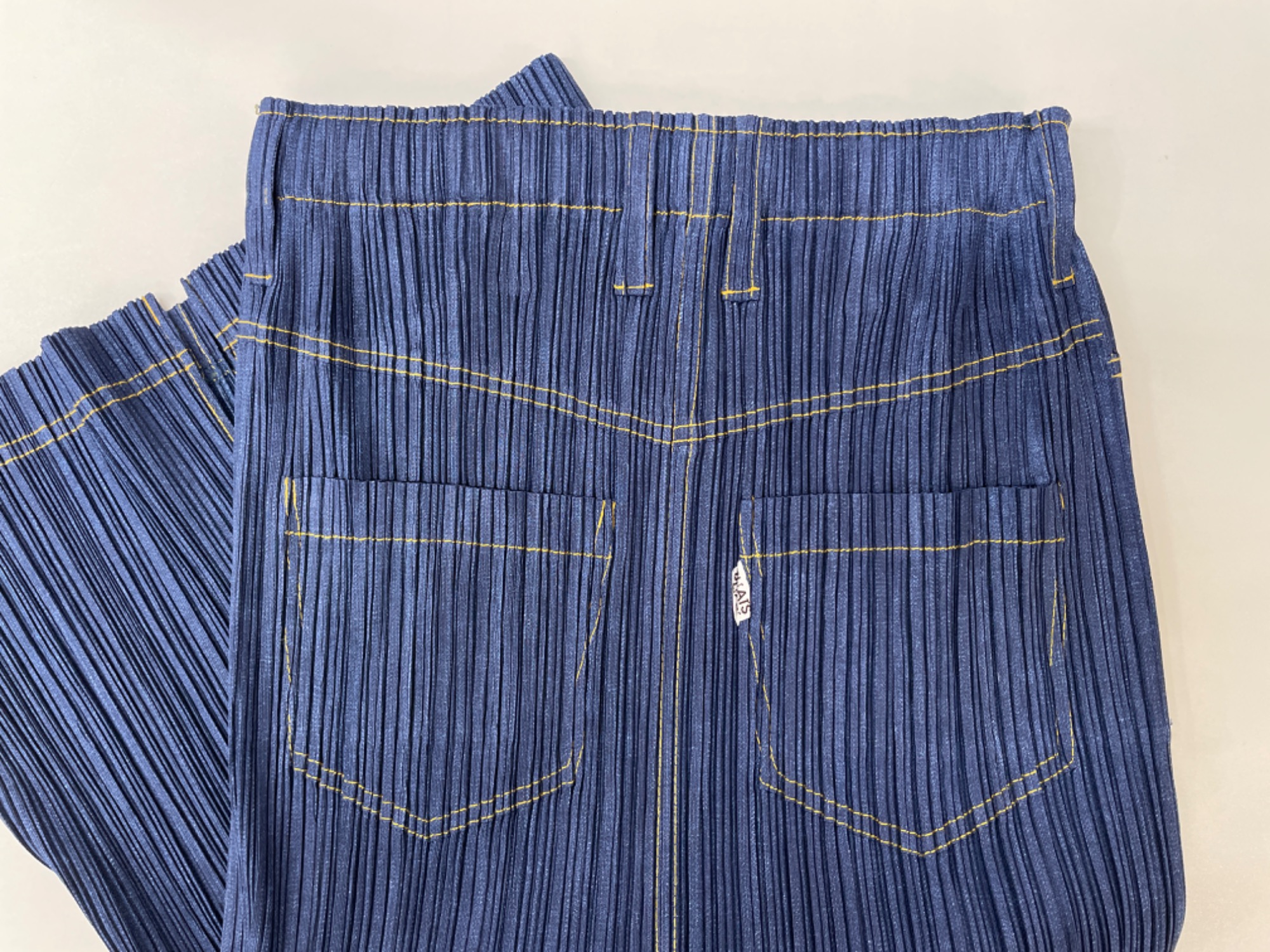 PLEATS PLEASE（プリーツプリーズ）のデニム転写プリントプリーツ