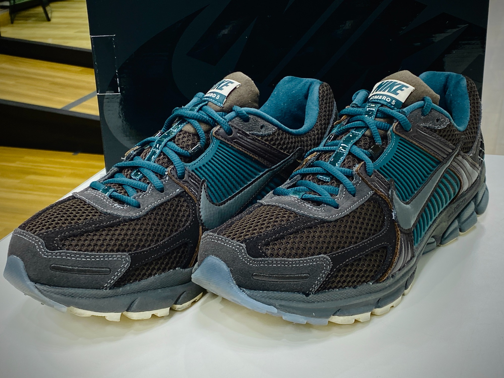 今月水曜日はポイント5倍デー！】NIKE Zoom Vomero 5 買取入荷