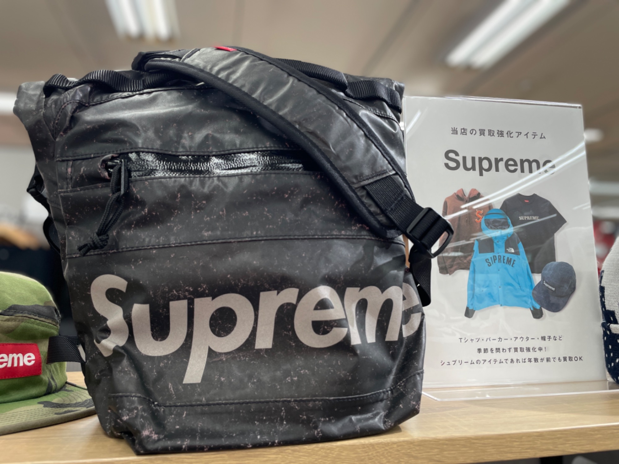 ジモティ割引有★【ジャングルジャングル岸和田店】SUPREME レザー ショルダーバッグ シュプリーム 南大阪 岸和田 貝塚市 泉佐野市 高石市 泉大津市 和泉市 忠岡町 熊取町 メンズ衣類買取強化中！】Supreme（シュプリーム）のショルダーバッグ