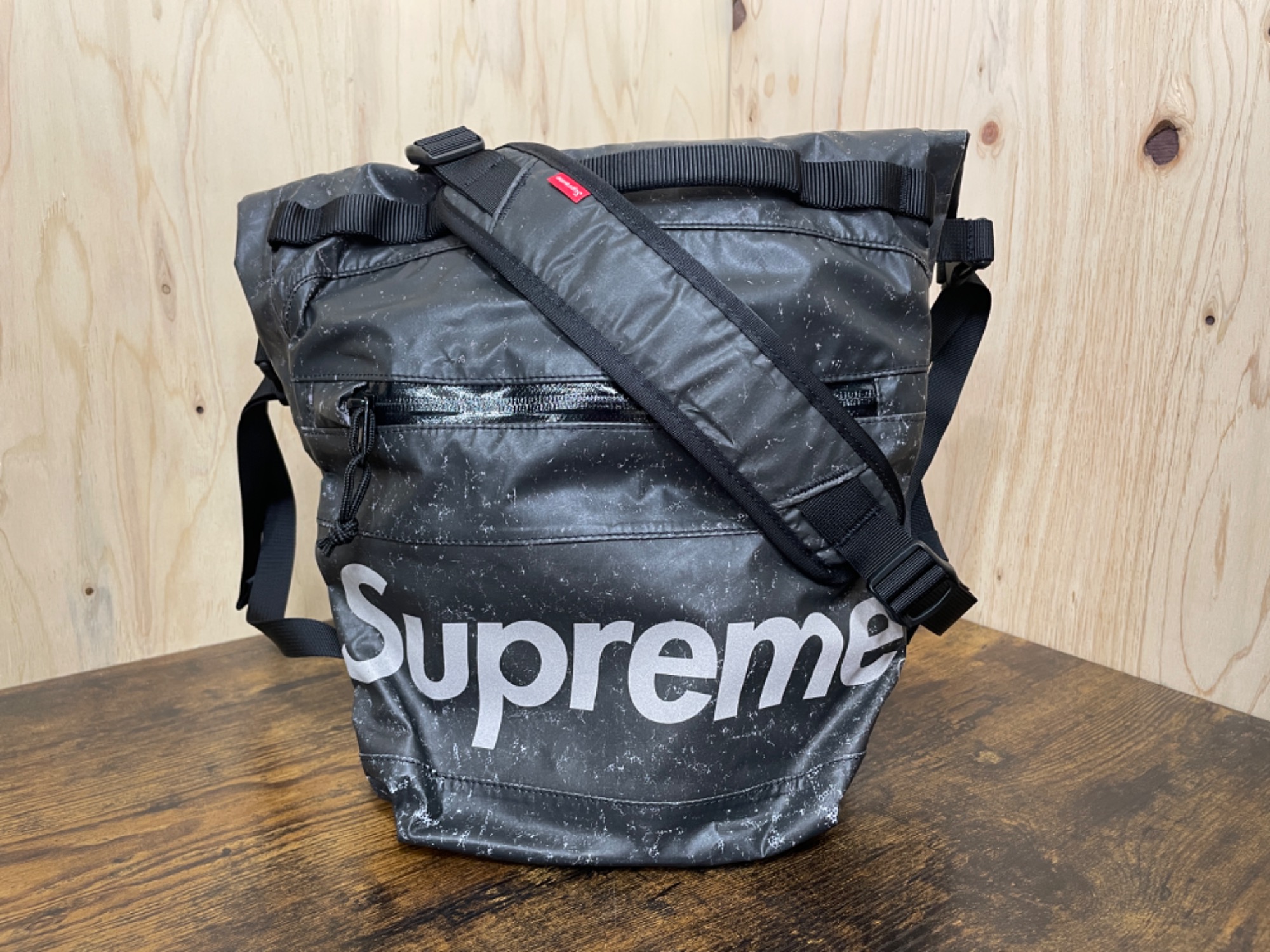 ジモティ割引有★【ジャングルジャングル岸和田店】SUPREME レザー ショルダーバッグ シュプリーム 南大阪 岸和田 貝塚市 泉佐野市 高石市 泉大津市 和泉市 忠岡町 熊取町 メンズ衣類買取強化中！】Supreme（シュプリーム）のショルダーバッグ