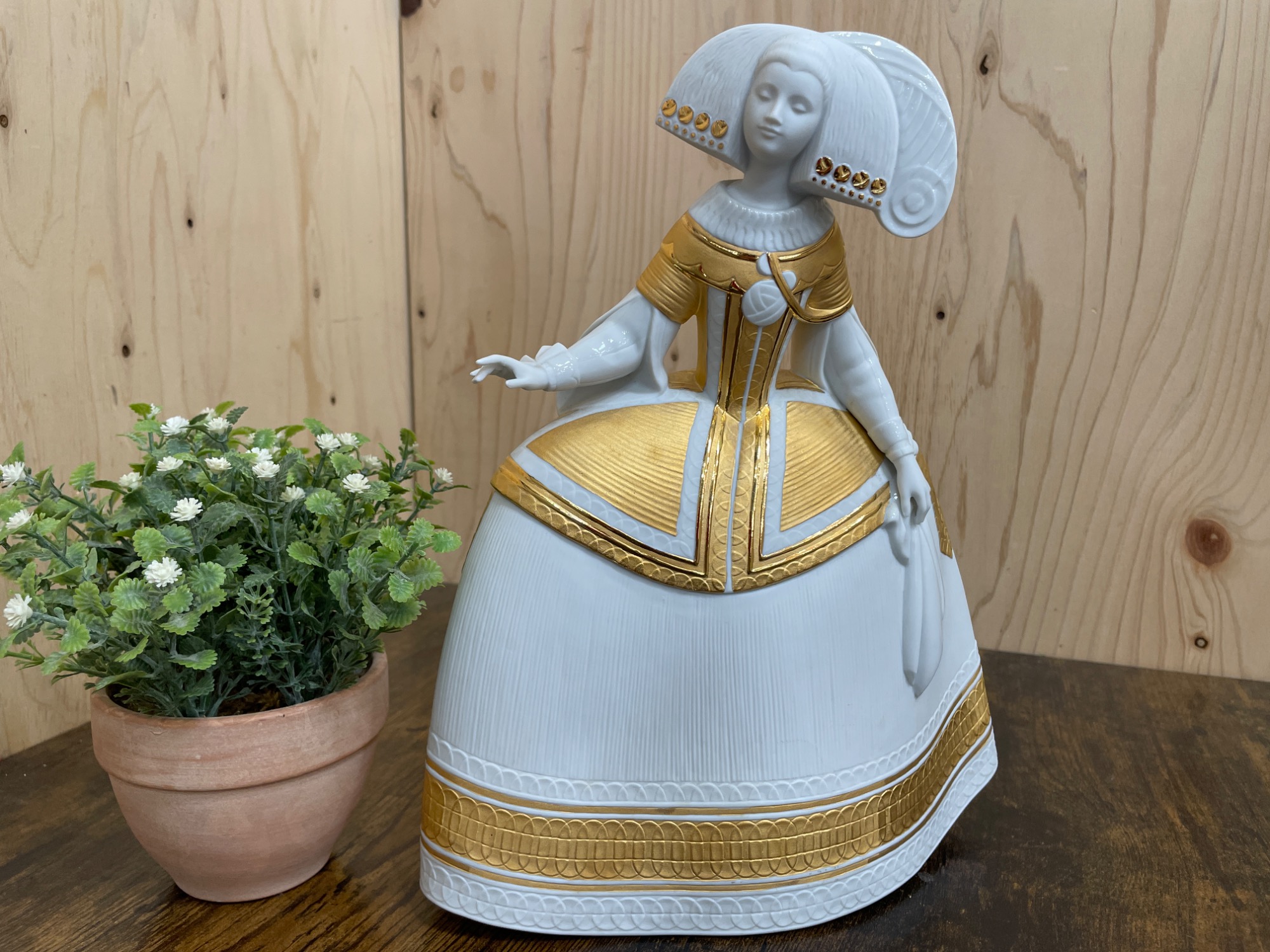 廃盤　LLADRO リヤドロ 祝福の鐘の音 フィギュリン 上品なスタイル 廃盤 LLADRO フィギュリン 祝福の鐘の音