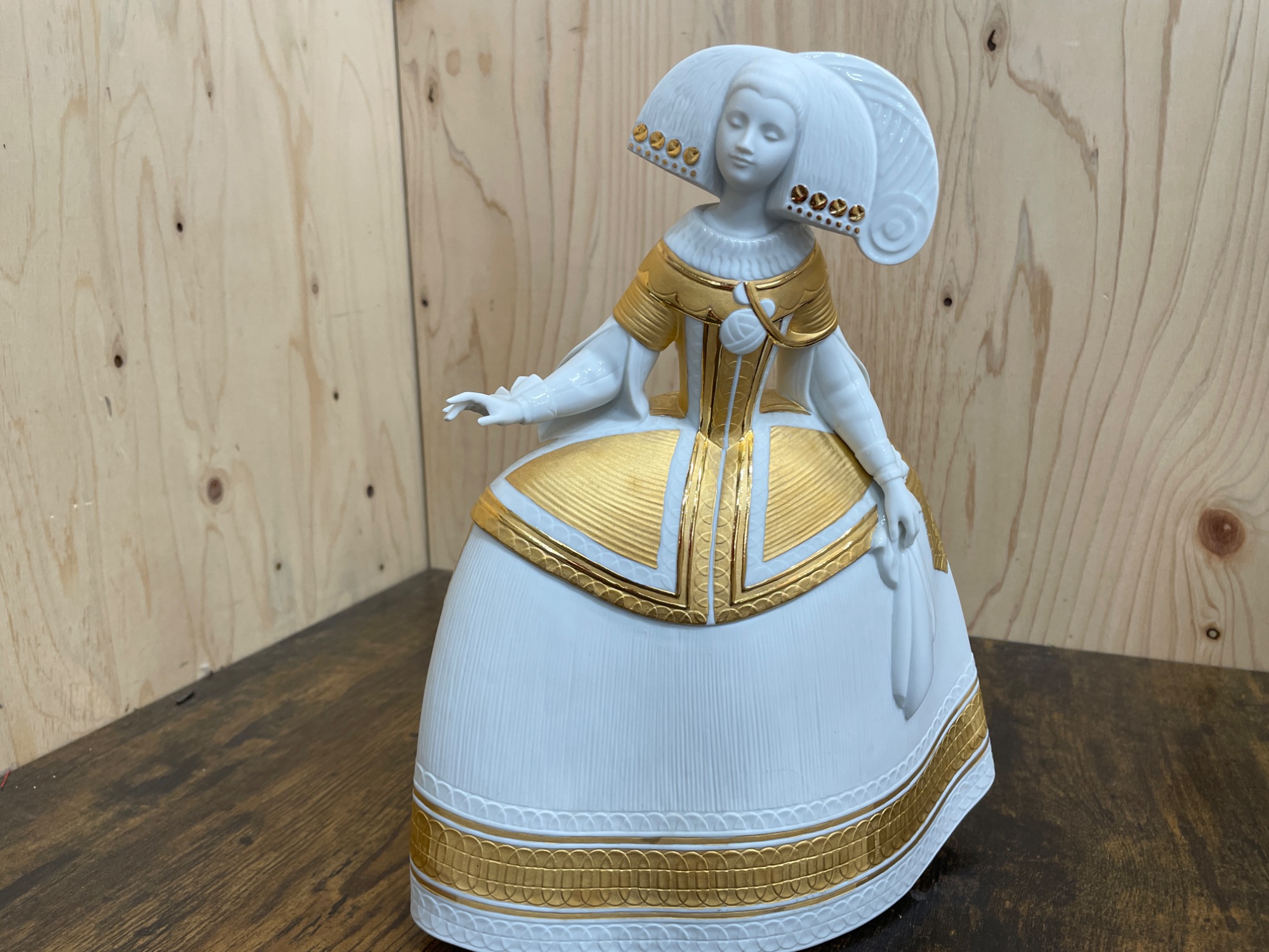 LLADRO(リヤドロ) フィギュリン Menina Gold 買取入荷致しました
