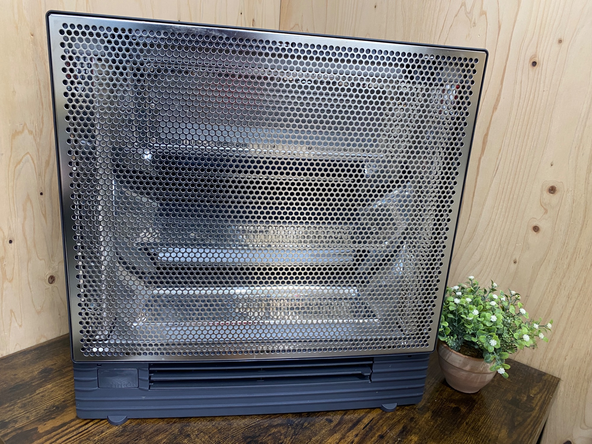 ダイキン　遠赤外線暖房機　WRH134AS-H 速暖＆安全性の高い輻射式のスポット暖房！ 遠赤外線と温風で暖める