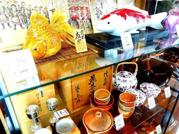 花柄陶器茶碗 木箱付き　薩摩竹梅　沈寿官 一点モノの魅力。十四代 沈壽官作 苗代川焼茶碗のご紹介です