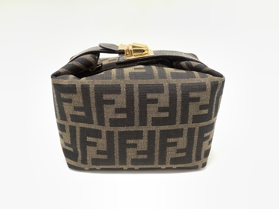 FENDI（フェンディ）の定番、ズッカ柄のポーチのご紹介です