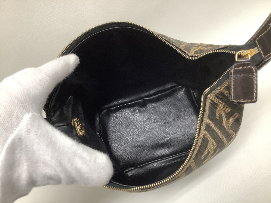 FENDI（フェンディ）の定番、ズッカ柄のポーチのご紹介です