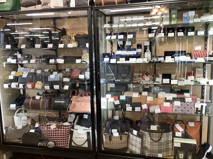 CELINE/セリーヌ】スモールフラップウォレットのご紹介です CELINE/セリーヌ】スモールフラップウォレットのご紹介です