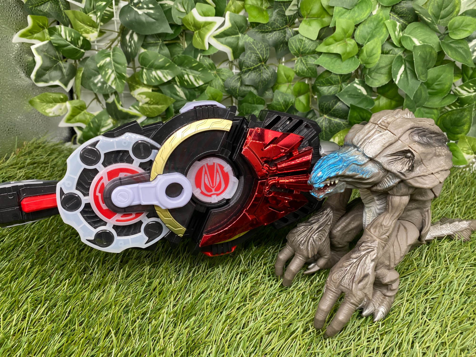 新入荷！！】仮面ライダーのベルトと東方怪獣シリーズのフィギュアが