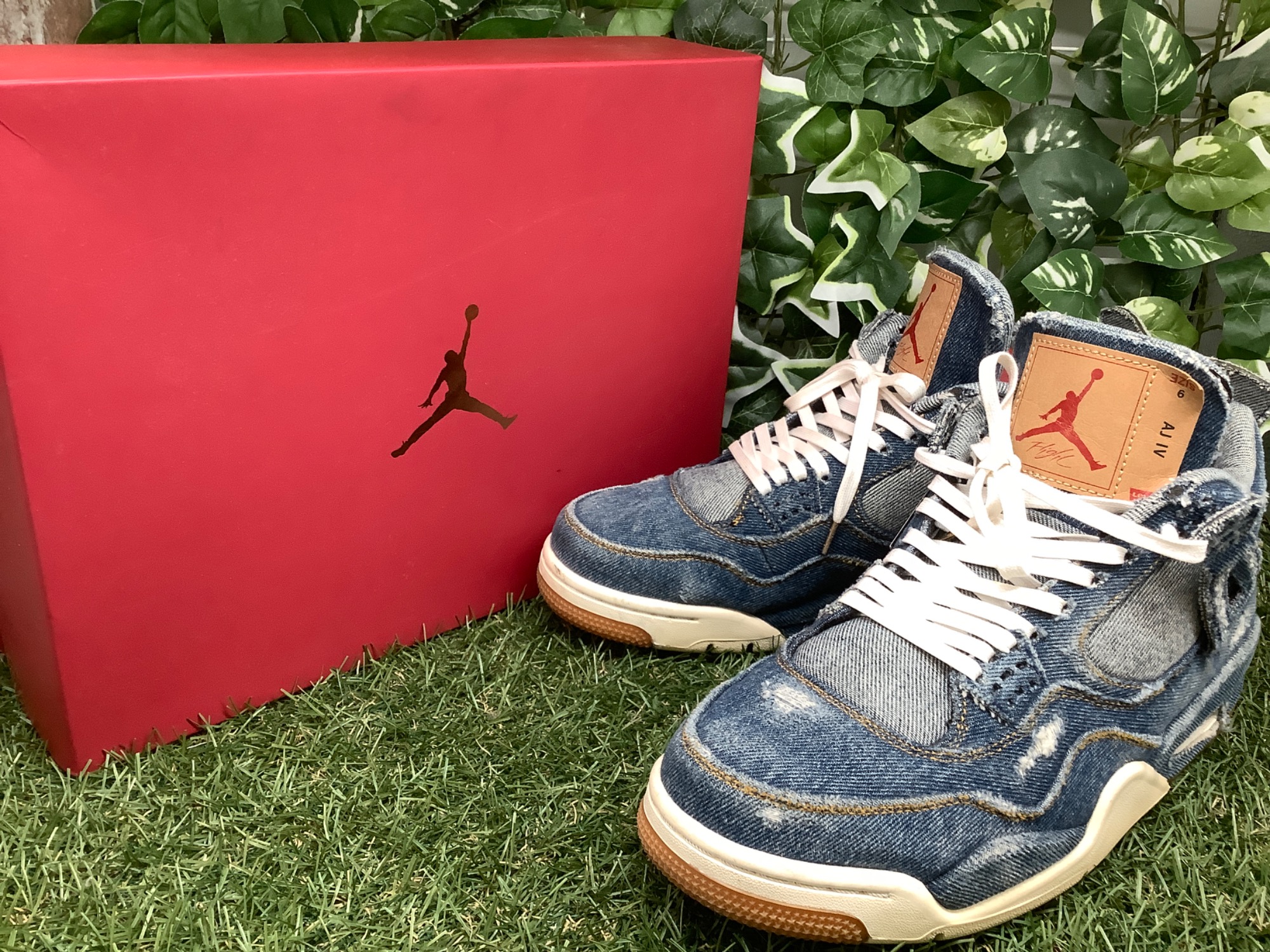 NIKEとLEVI'Sのコラボ商品AIR JORDAN4のハイカットスニーカーが