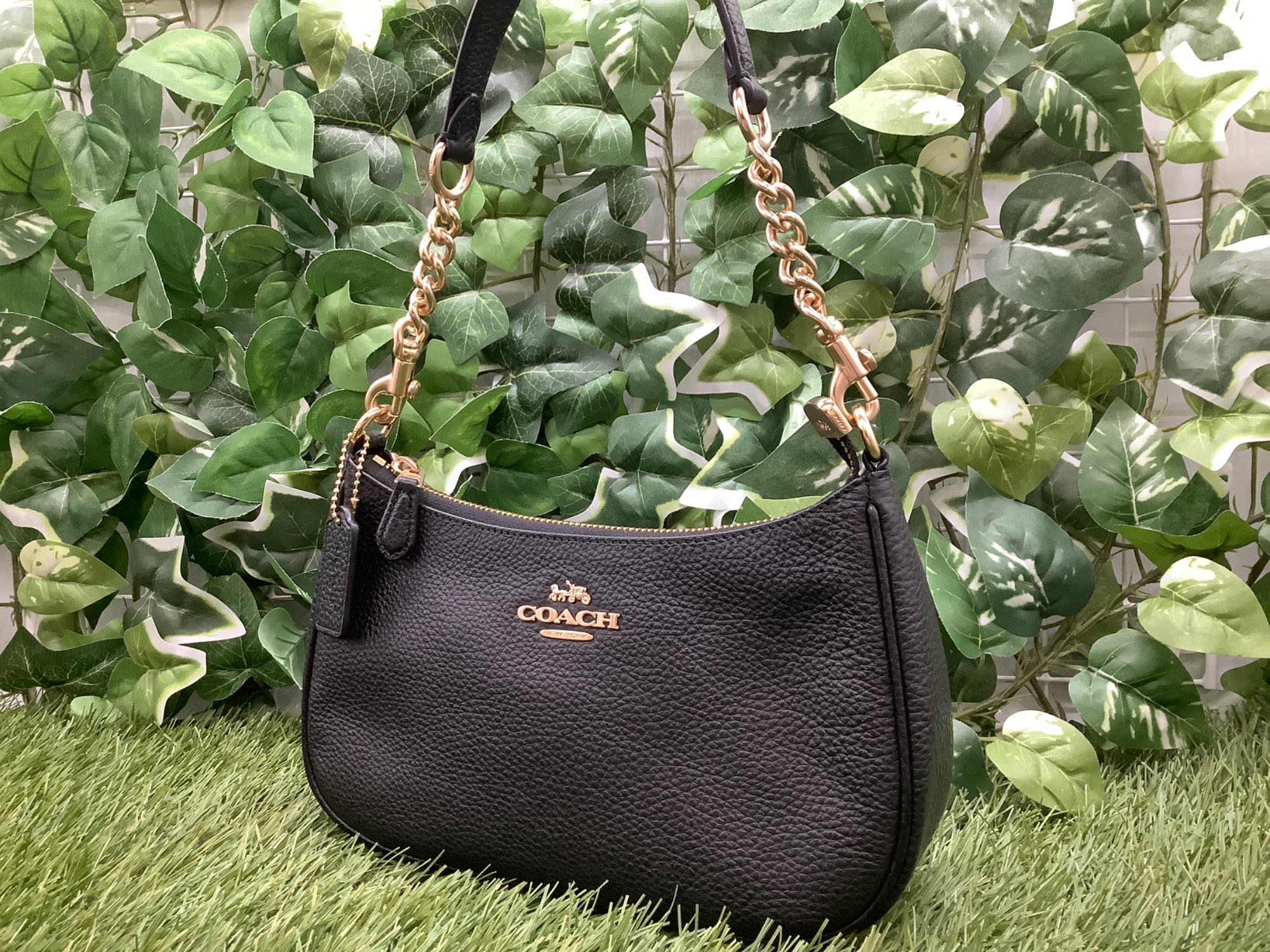 美品　coach コーチ　T5 ナイロン　総柄　肩掛け　ワンショルダーバッグ COACH（コーチ）の今流行りのワンショルダーバッグのご紹介です