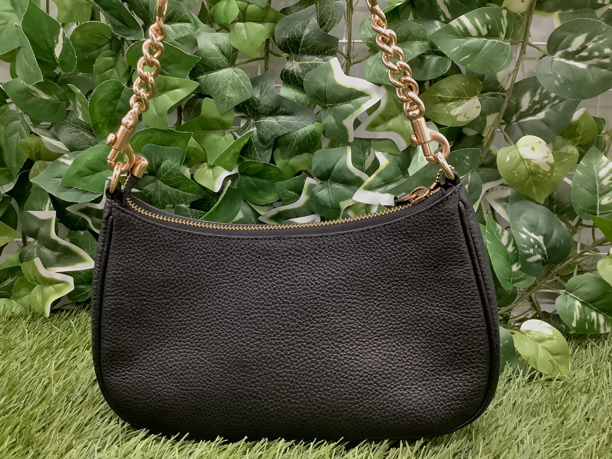 COACH（コーチ）の今流行りのワンショルダーバッグのご紹介です