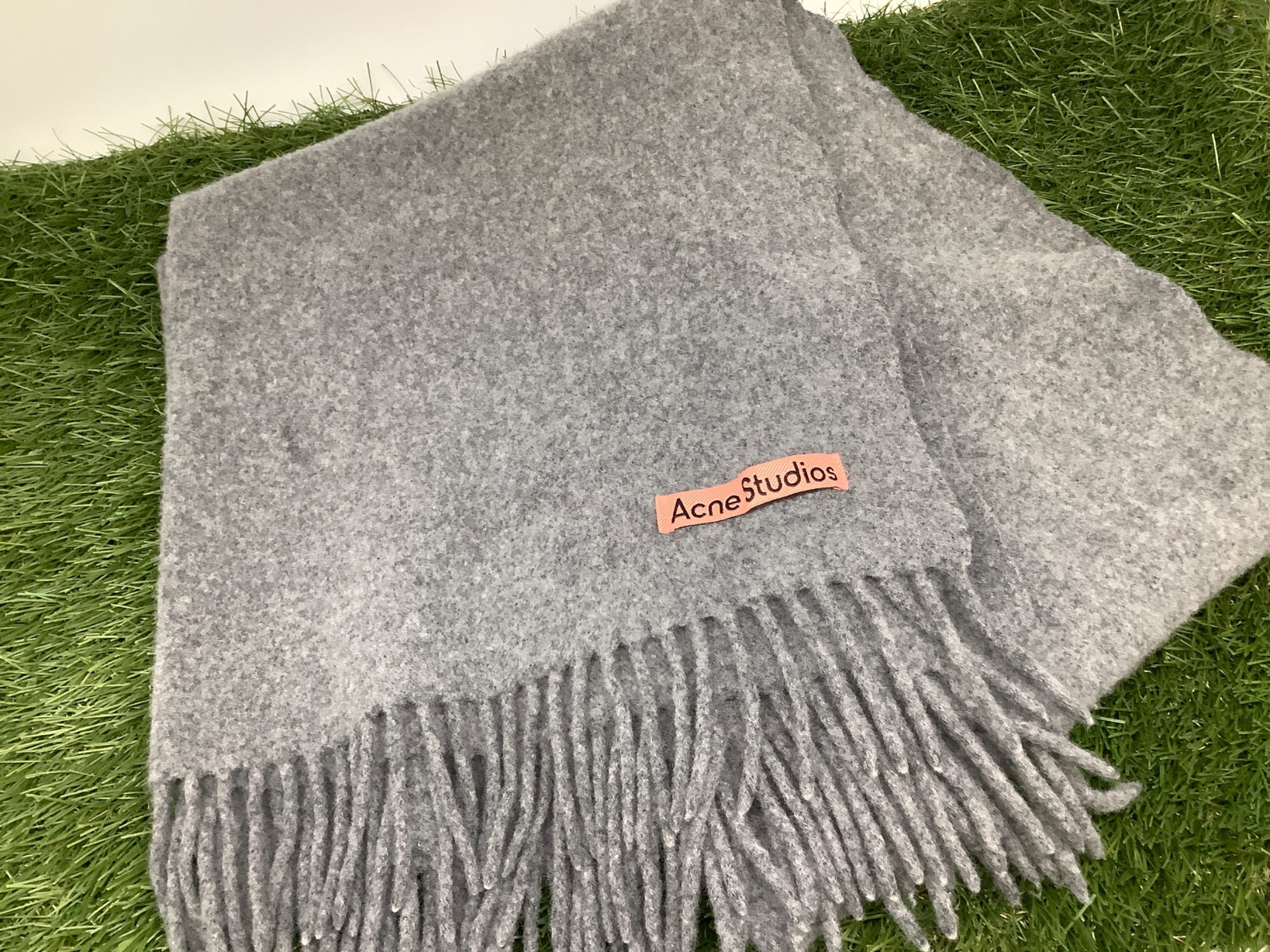 この寒い時期にピッタリなACNE STUDIOSのマフラーのご紹介です