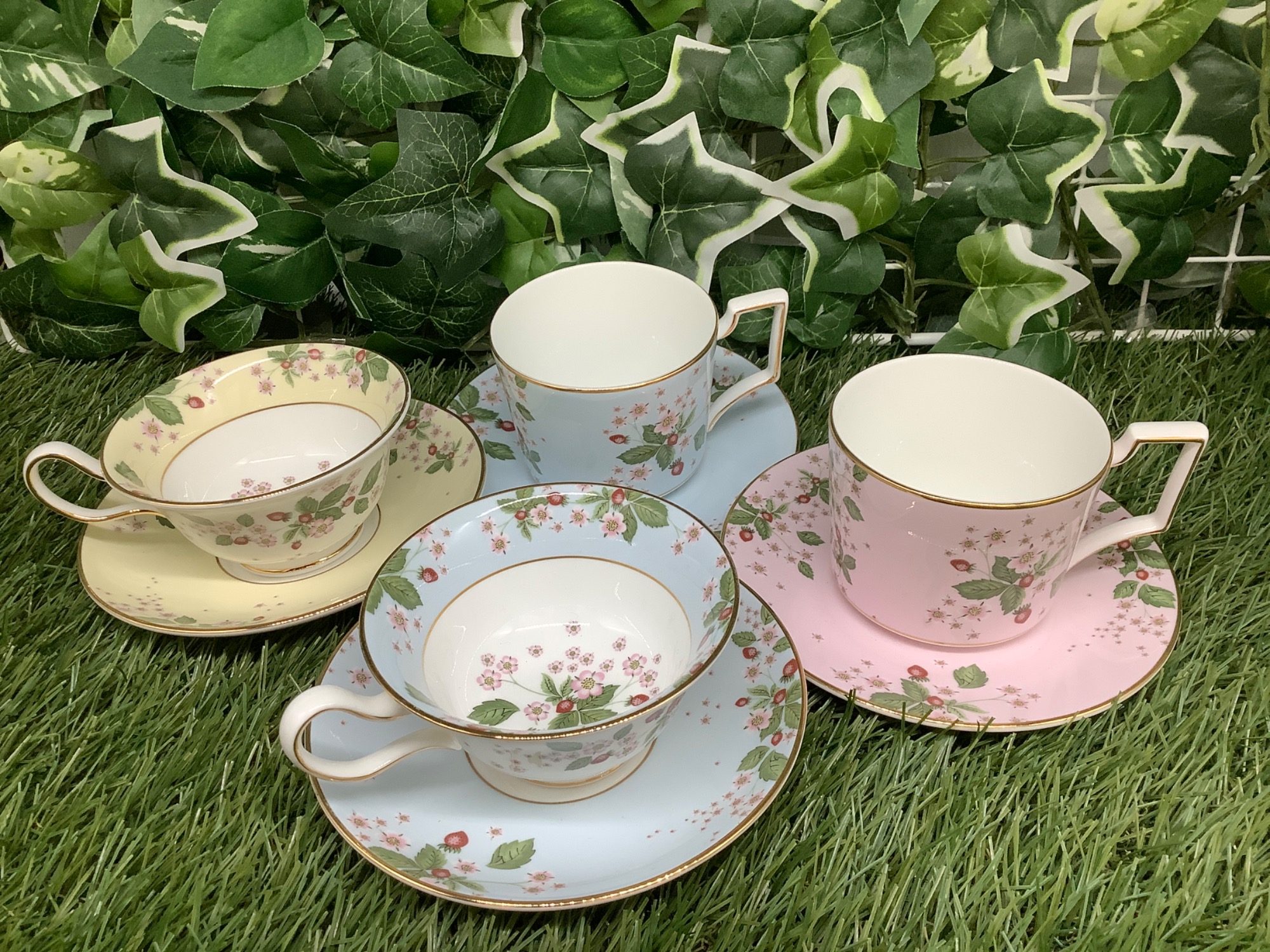 新品廃盤 ワイルドストロベリー ブルーム 洋食器】Wedgwoodのワイルドストロベリーブルームのカップ＆ソーサー2P