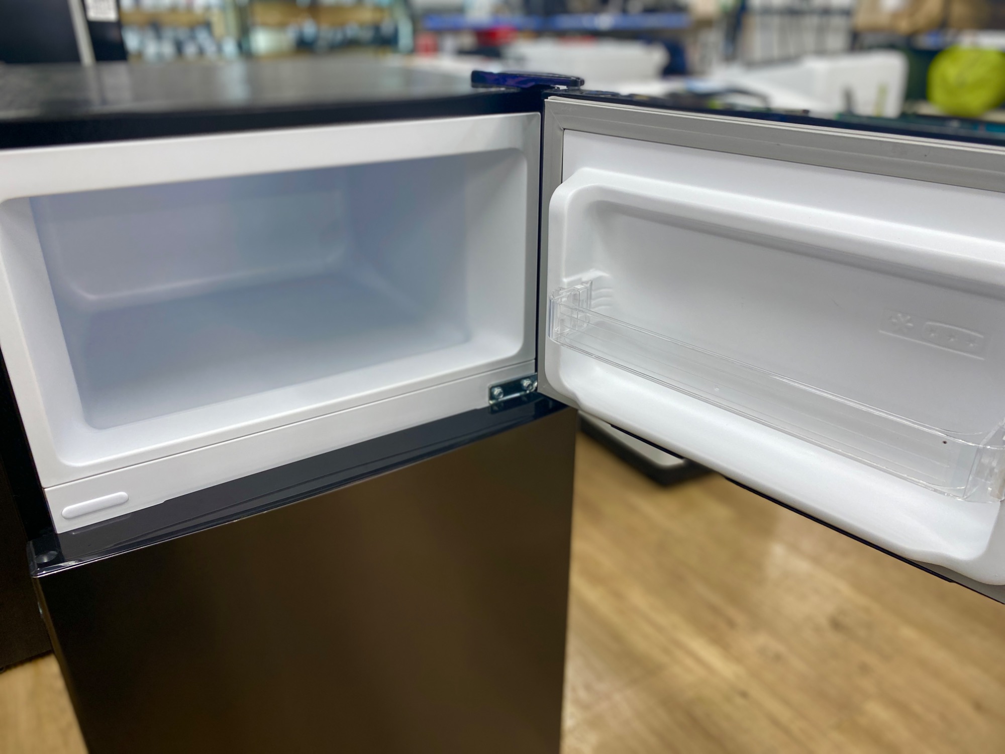 生活家電の販売もしております！！AQUAとmaxzenの冷蔵庫のご紹介です