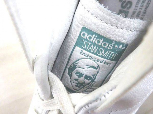 シューズのアディダス（adidas）