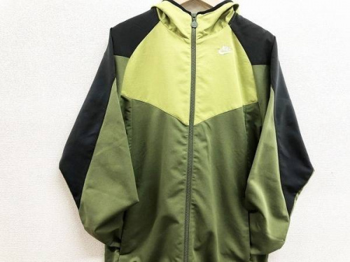 ナイキ（NIKE）のアディダス（adidas）