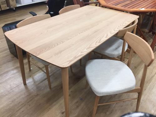 家具のテーブル