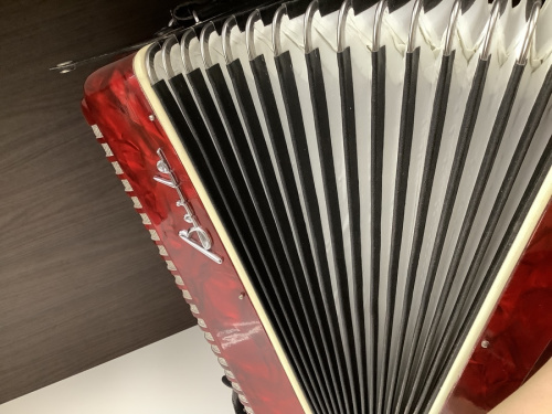 赤色がとっても綺麗なBAI-LE(バイレ)のアコーディオンのご紹介