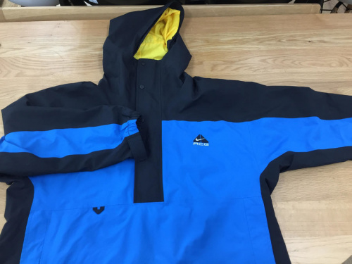 ジャケットのナイキ