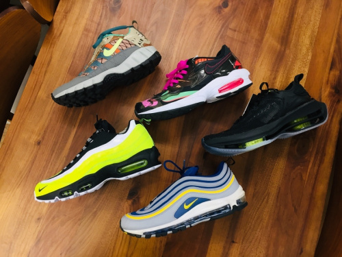 Nike(ナイキ)のadidas(アディダス)