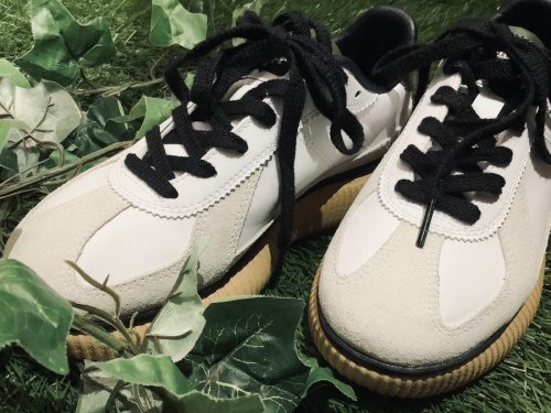 レディースファッションのスニーカー