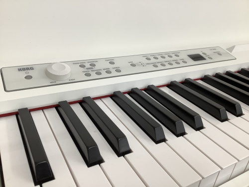 中古楽器のピアノ