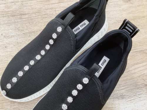miumiuのスリッポン