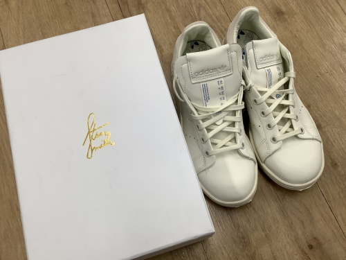 スニーカーのadidas originals