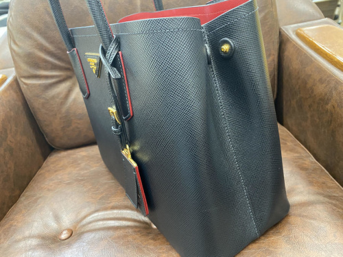 ドゥーブレミディアムバッグのPRADA
