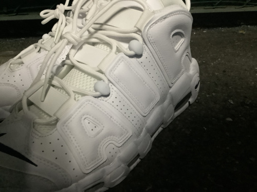 NIKEのモアテン