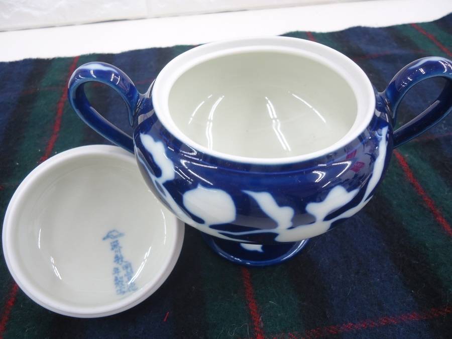 深川製磁(ふかがわせいじ) 草花折枝白抜紋の三道具 買取入荷しました