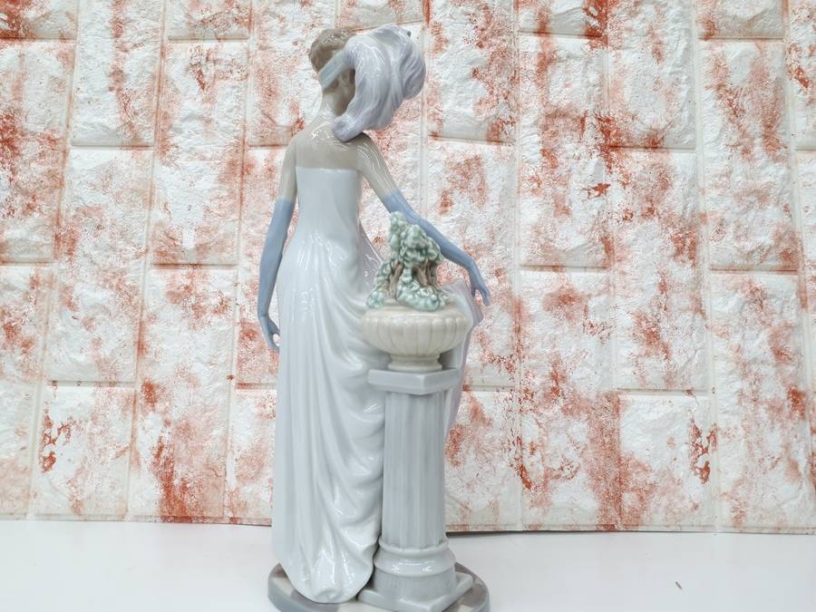 LLADRO リヤドロ 『 チャールストーンの貴婦人 』 高さ 34㎝ LLADRO リヤドロ 『 チャールストーンの貴婦人 』 高さ 34㎝ LLADRO