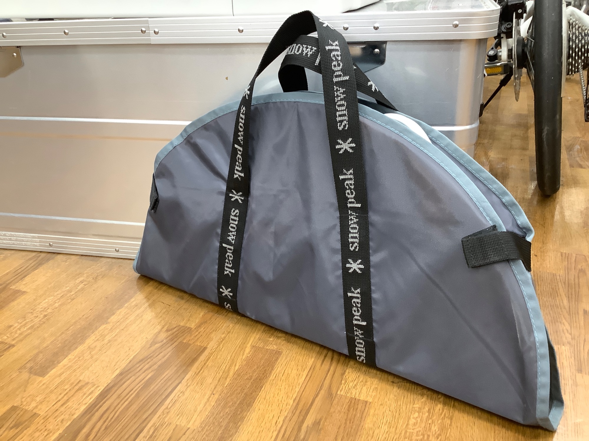 スノーピークpeak 竹製ちゃぶ台M 収納バッグ付き　未開封　箱潰れあり スノーピークsnowpeak 竹製ちゃぶ台M 収納バッグ付き 未開封 箱潰れ